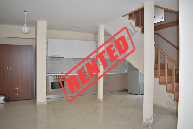 Apartament dupleks prane rruges Bilal Sina ne Tirane.

Apartamenti ndohet ne katin&nbsp; e peste t